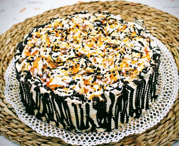 Крем-торт с черным и белым шоколадом — стоковое фото