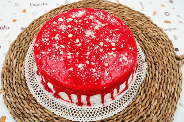 Sahnetorte mit Erdbeersirup — Stockfoto