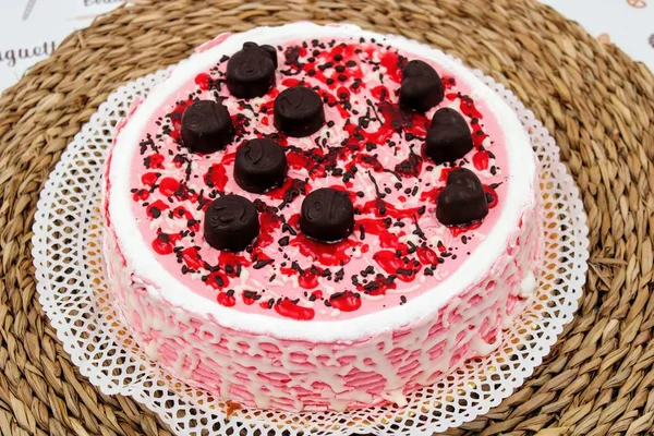Cake met aardbeienroom — Stockfoto