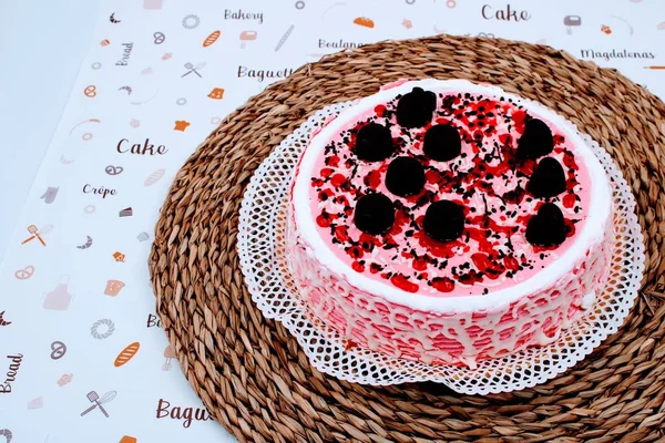 Kuchen mit Erdbeercreme — Stockfoto