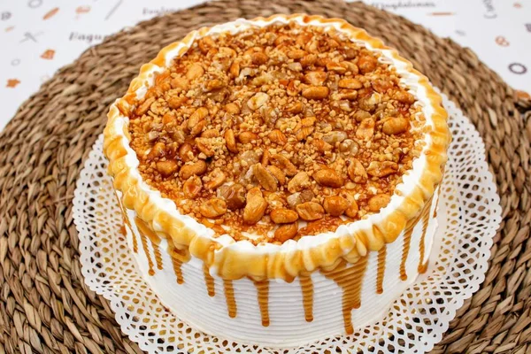 Sahnetorte mit Karamellsirup — Stockfoto