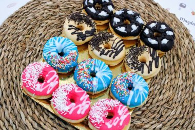 Renkli çikolata ile lezzetli Donuts