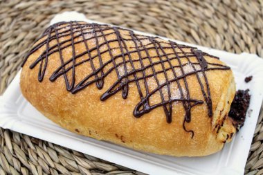 Çikolata ile kabarık kruvasanlar