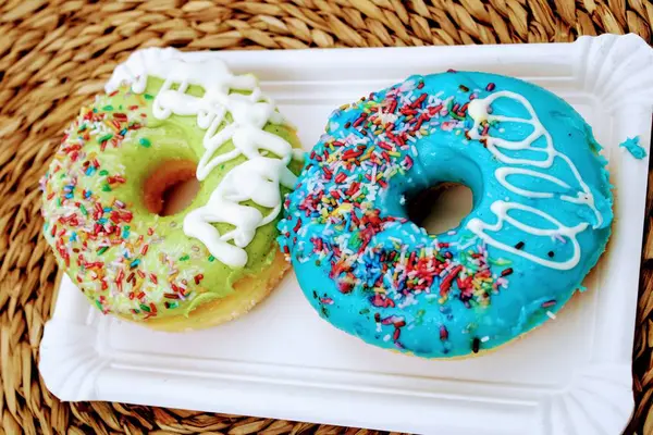 Heerlijke donuts met kleurrijke chocolade — Stockfoto