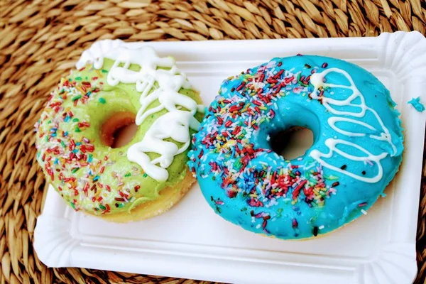 Heerlijke donuts met kleurrijke chocolade — Stockfoto