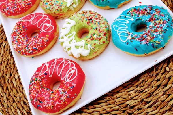 Heerlijke donuts met kleurrijke chocolade — Stockfoto