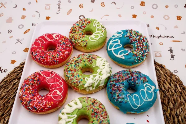 Вкусные пончики с разноцветным шоколадом — стоковое фото