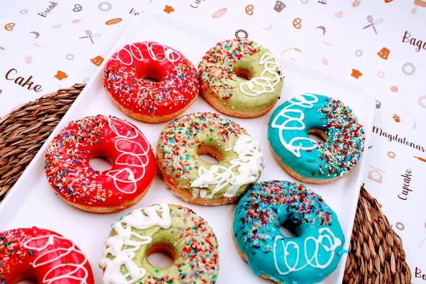 Heerlijke donuts met kleurrijke chocolade — Stockfoto