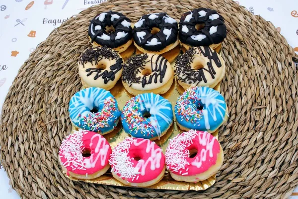 Heerlijke donuts met kleurrijke chocolade — Stockfoto