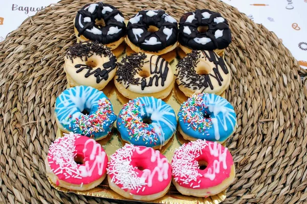Вкусные пончики с разноцветным шоколадом — стоковое фото