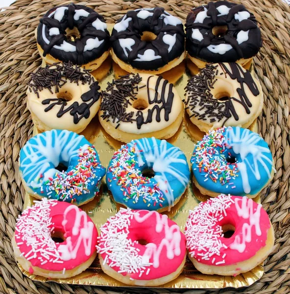Deliciosos donuts com chocolate colorido — Fotografia de Stock