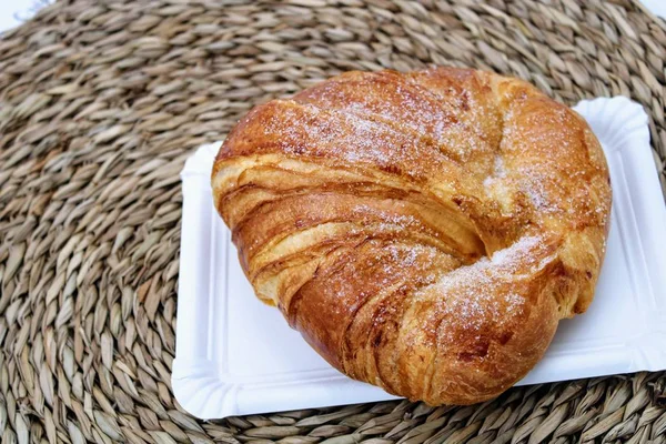 Leckeres und flauschiges Croissant — Stockfoto