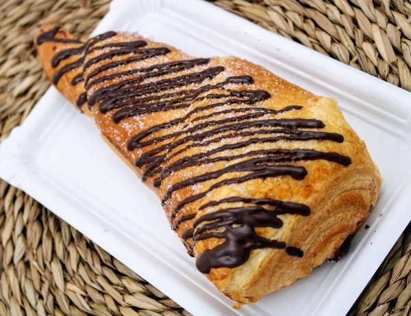 Fluffigt croissant med choklad — Stockfoto
