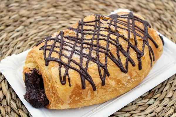 Çikolata ile kabarık kruvasanlar