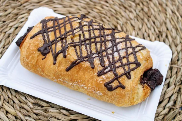 Çikolata ile kabarık kruvasanlar