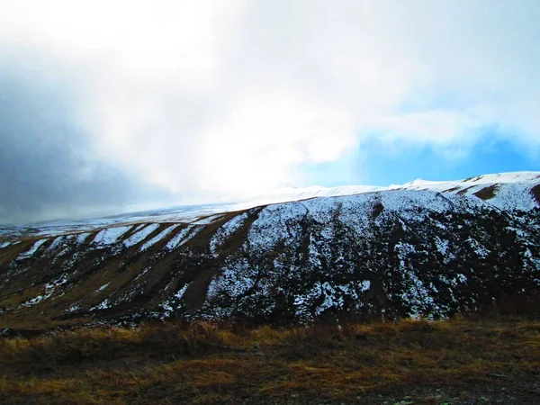 Dağları yakınında lake Tekapo - Yeni Zelanda