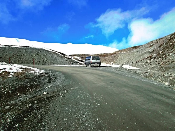 car over lake Tekapo - New Zealand