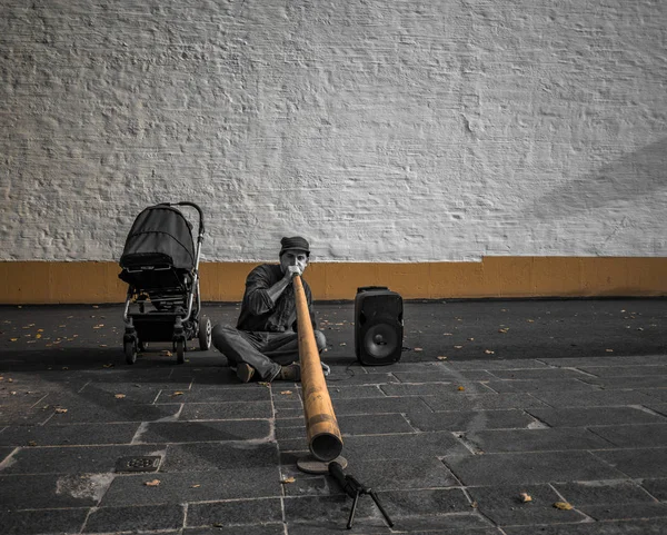 Bir sokak sanatçı rüyasını için çalışıyor.