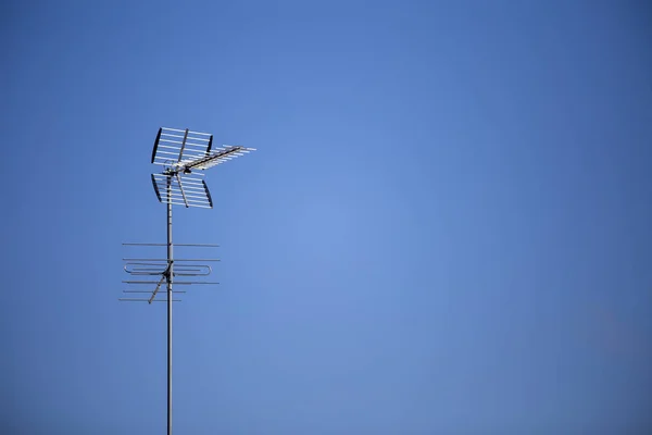 Televizyon anteni ve gökyüzü arka plan