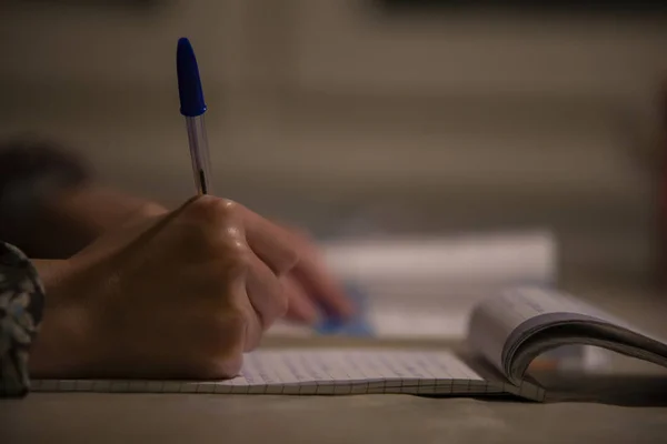 Kadın bir şey yazıyor.