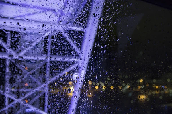 Yağmur sonra pencerenin üstünde su damlaları.