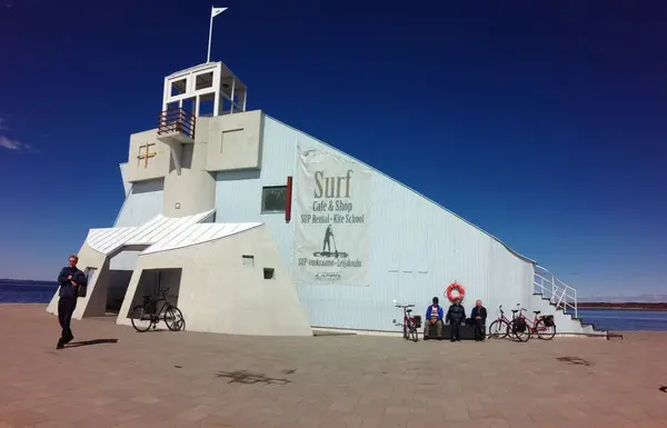 Kıyı Kulesi ve surf club Oulu, Finlandiya.