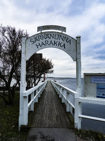 Helsinki ve günbatımı ahşap iskele.