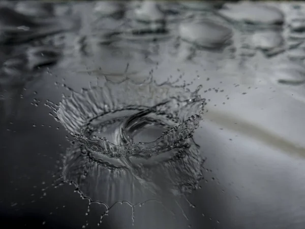 Su damlaları aynaya.