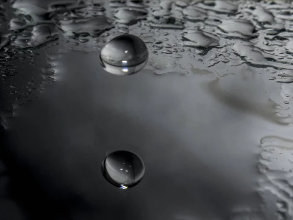 Su damlaları aynaya.