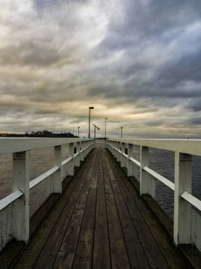 Helsinki ve günbatımı ahşap iskele.