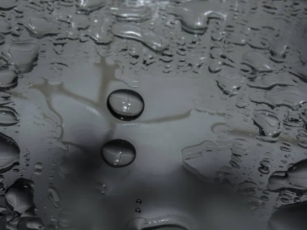 Su damlaları aynaya.