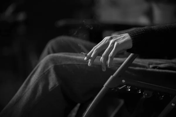 Köşede bir adam sigara.