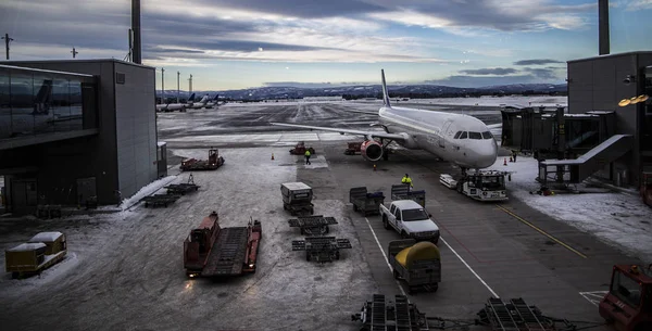 Oslo Havaalanı ve uçak uçuş için hazır başlamıştı.