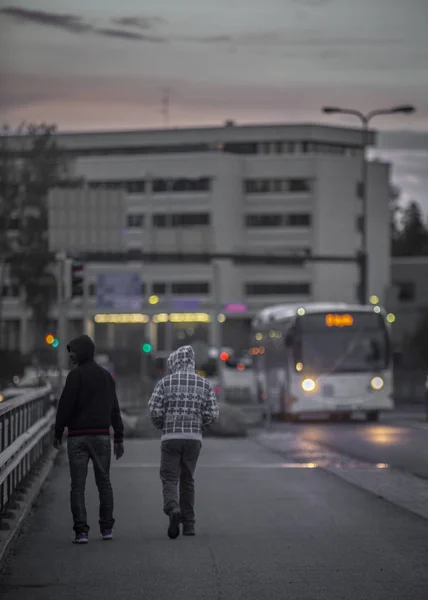 İki adam Helsinki sokakta yürüme 