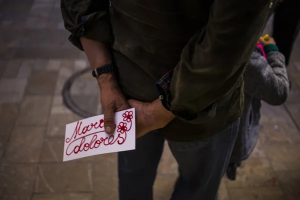 Bir baba kızından hediye almak.