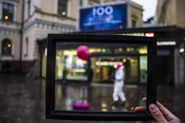 Benim fotoğraf çerçevesi içinde bir sokak sanatçı.