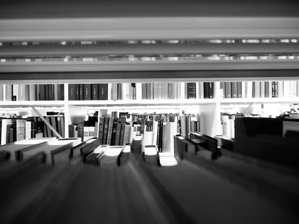 Helsinki Üniversitesi Kütüphane kitaplarında duygu.