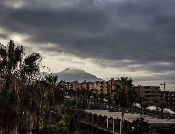 İspanya dağ ve şehir manzarası.
