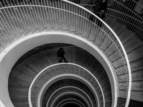 Helsinki Üniversitesi kitaplığındaki döner merdiven.