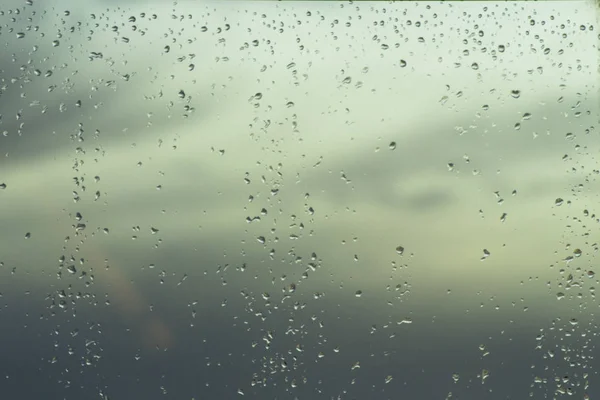 Pencereye su damlaları.