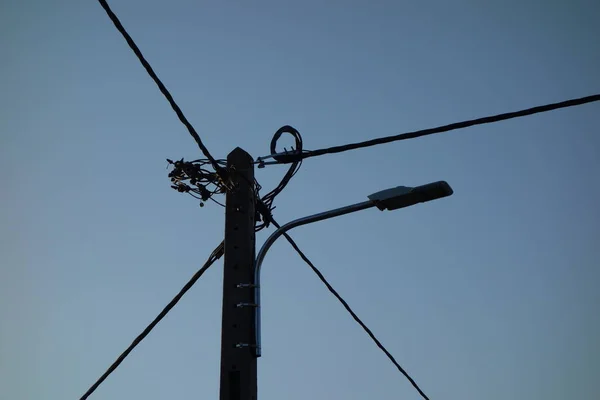 Elektrik direği ve mavi gökyüzü kabloları