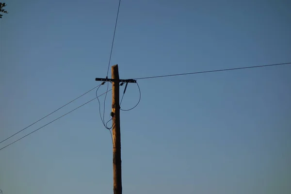 Pólo Eletricidade Cabos Céu Azul — Fotografia de Stock