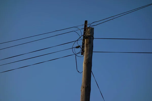 Elektrik direği ve mavi gökyüzü kabloları