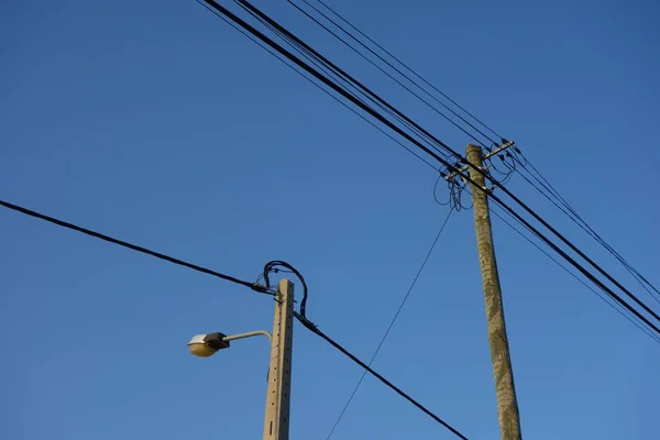Электрический Столб Кабели Голубом Небе — стоковое фото