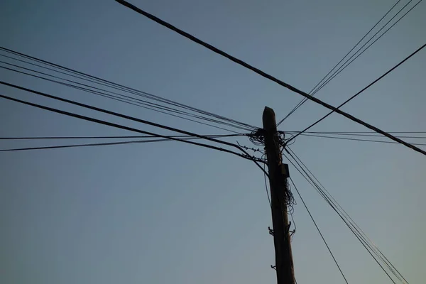 Elektrik direği ve mavi gökyüzü kabloları