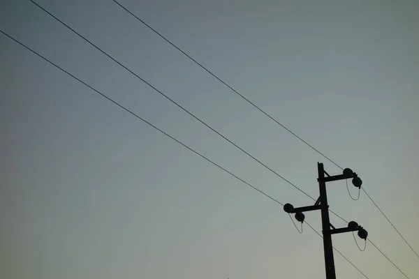 Elektrik direği ve mavi gökyüzü kabloları