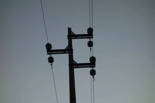 蓝天上的电线杆和电缆 — 图库照片