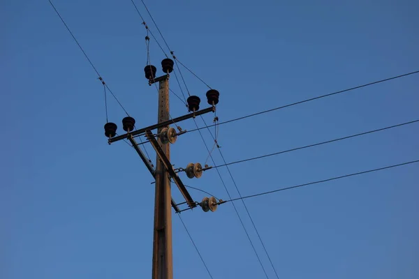 Elektrik direği ve mavi gökyüzü kabloları