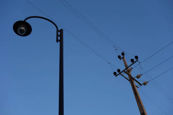 Elektrik direği ve mavi gökyüzü kabloları