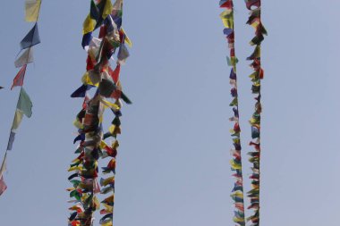 Himalayalar'da rüzgarda esen Dua Bayrakları